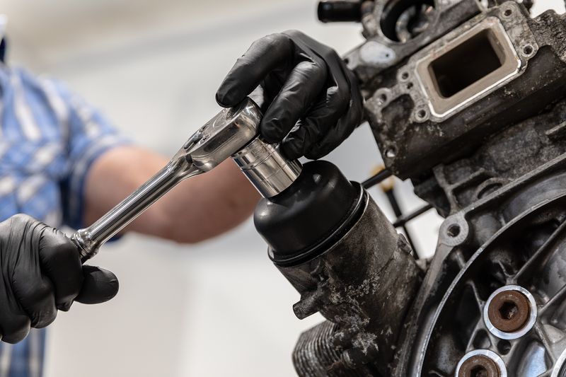 Handwerker Arbeitet mit Ratschen Handwerker Arbeitet mit Ratschen